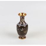 Cloisonne-Vase, ChinaMessing. Auf schwarzem Fond mit feinem Mäanderdekor Bukett aus Lilien, Päonien,