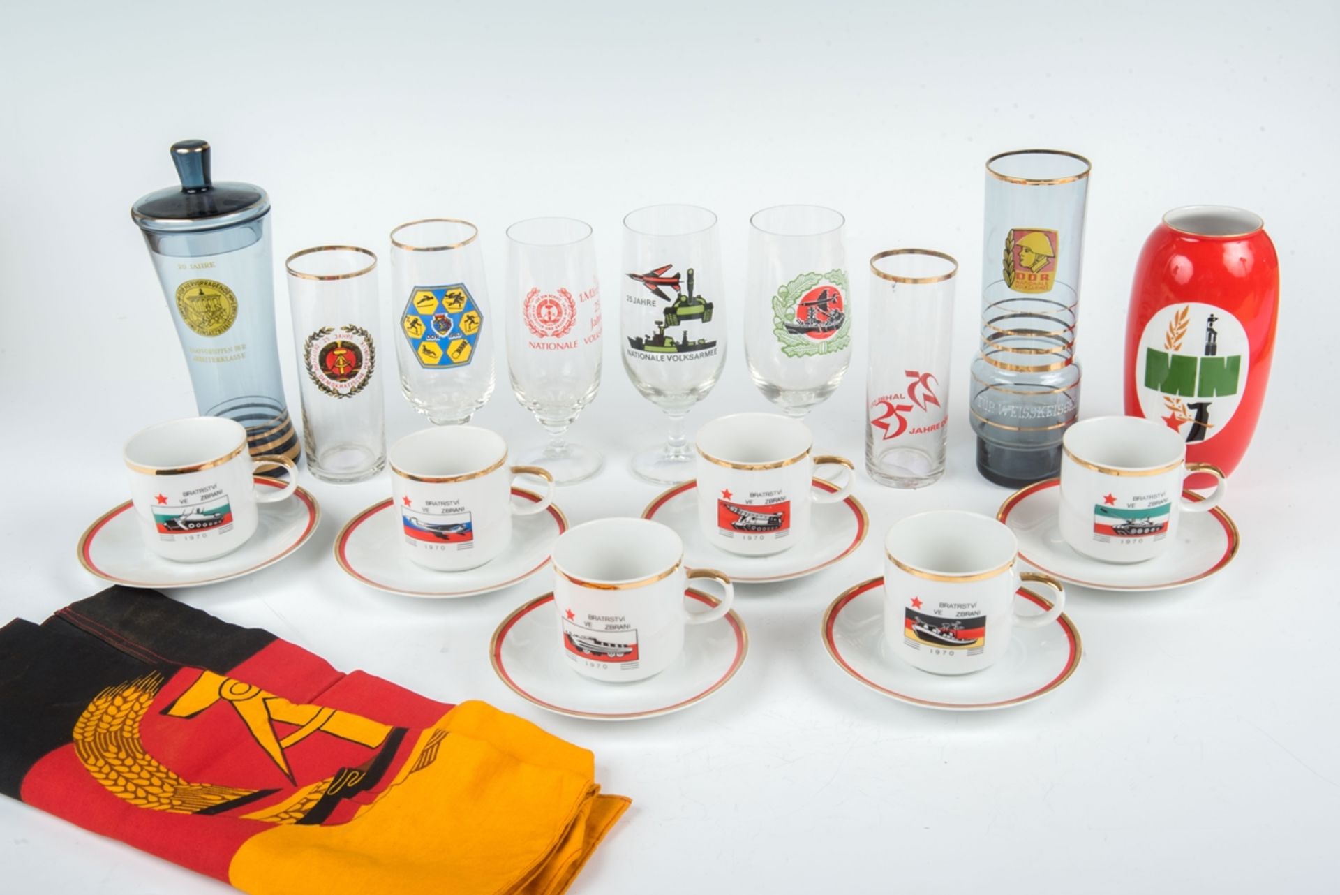 Konvolut DDR-Geschirr und Glasbestehend aus : 6 Tassen mit UT und 1 Vase, 6 Biergläsern, 1