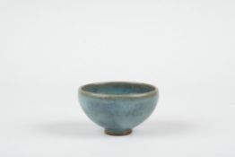 Koppchen, Qing- Republik-Periode, ChinaGraublaue Glasur. H.: 5 cm, Durchm.: 8,7 cm. Ungemarkt.