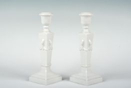 Paar Leuchter, Royal KopenhagenPorzellan weiß, im Empire-Stil. H.: 23 cm. Ein Leuchter mit rep.