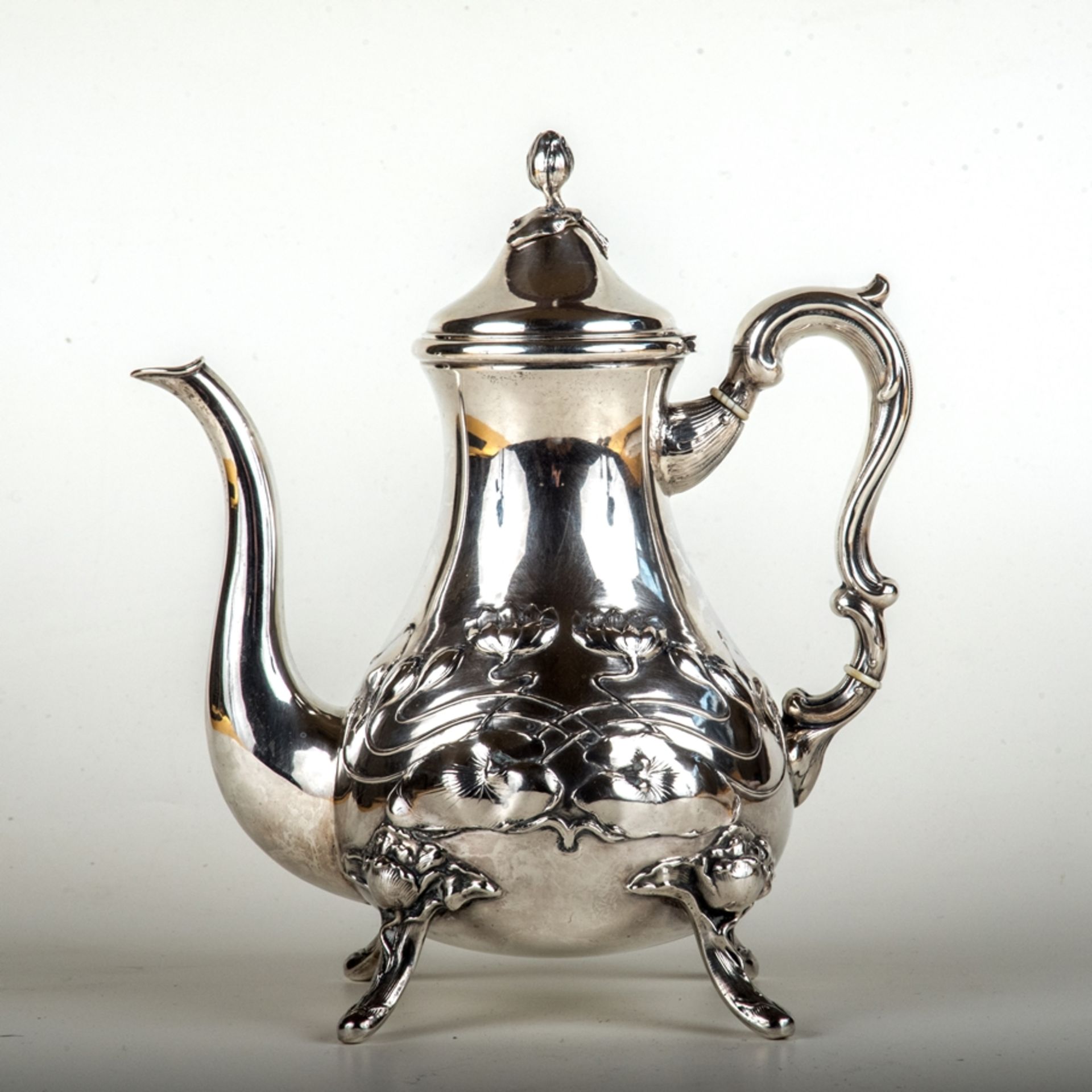 Kaffeekanne, Jugendstil um 1900800er Silber. Auf vier schlanken Füßchen, mit Seerosen-Relief am