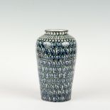 Große Vase, BunzlauSteinzeug, grün und blau bemalt. H.: 28,5 cm. Am Stand 2 kl. Abschl.
