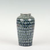 Große Vase, BunzlauSteinzeug, grün und blau bemalt. H.: 28,5 cm. Am Stand 2 kl. Abschl.