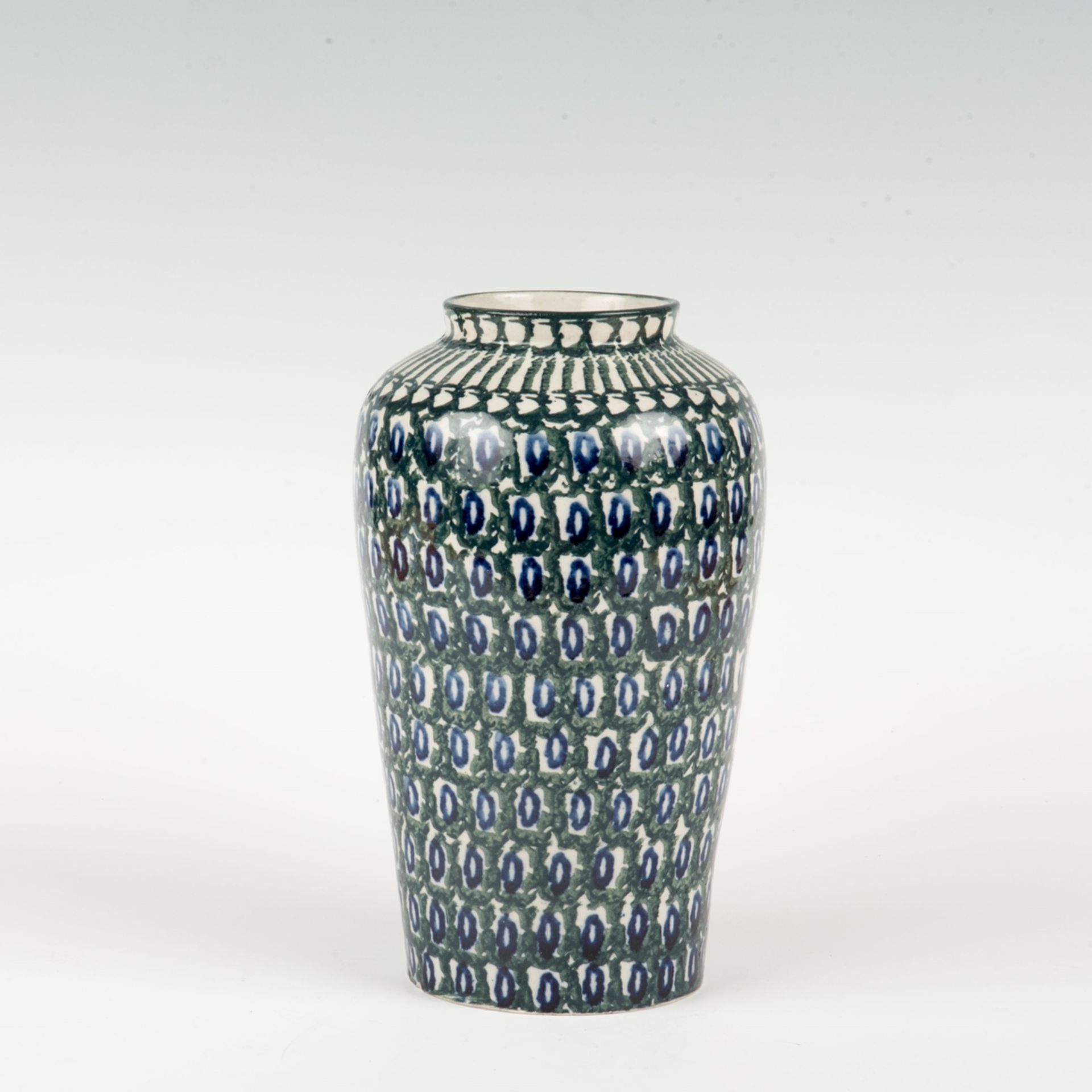 Große Vase, BunzlauSteinzeug, grün und blau bemalt. H.: 28,5 cm. Am Stand 2 kl. Abschl.