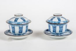 Zwei Teeschalen mit Deckel und UT, China 19/20. Jh. Porzellan, blau bemalt, Schale, Deckel u. UT