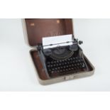 Schreibmaschine Olympia, Robust, Wk2mit Runen-Zeichen, im Koffer (n.original). Modell-Nr.52 56 08.