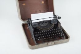 Schreibmaschine Olympia, Robust, Wk2mit Runen-Zeichen, im Koffer (n.original). Modell-Nr.52 56 08.
