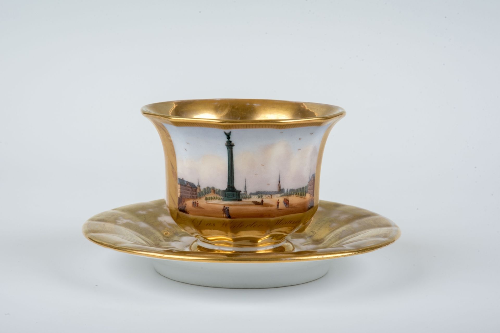 Ansichtentasse mit UT, HannoverPorzellan, polychrom und gold bemalt. Wandung mit Waterloo Monument
