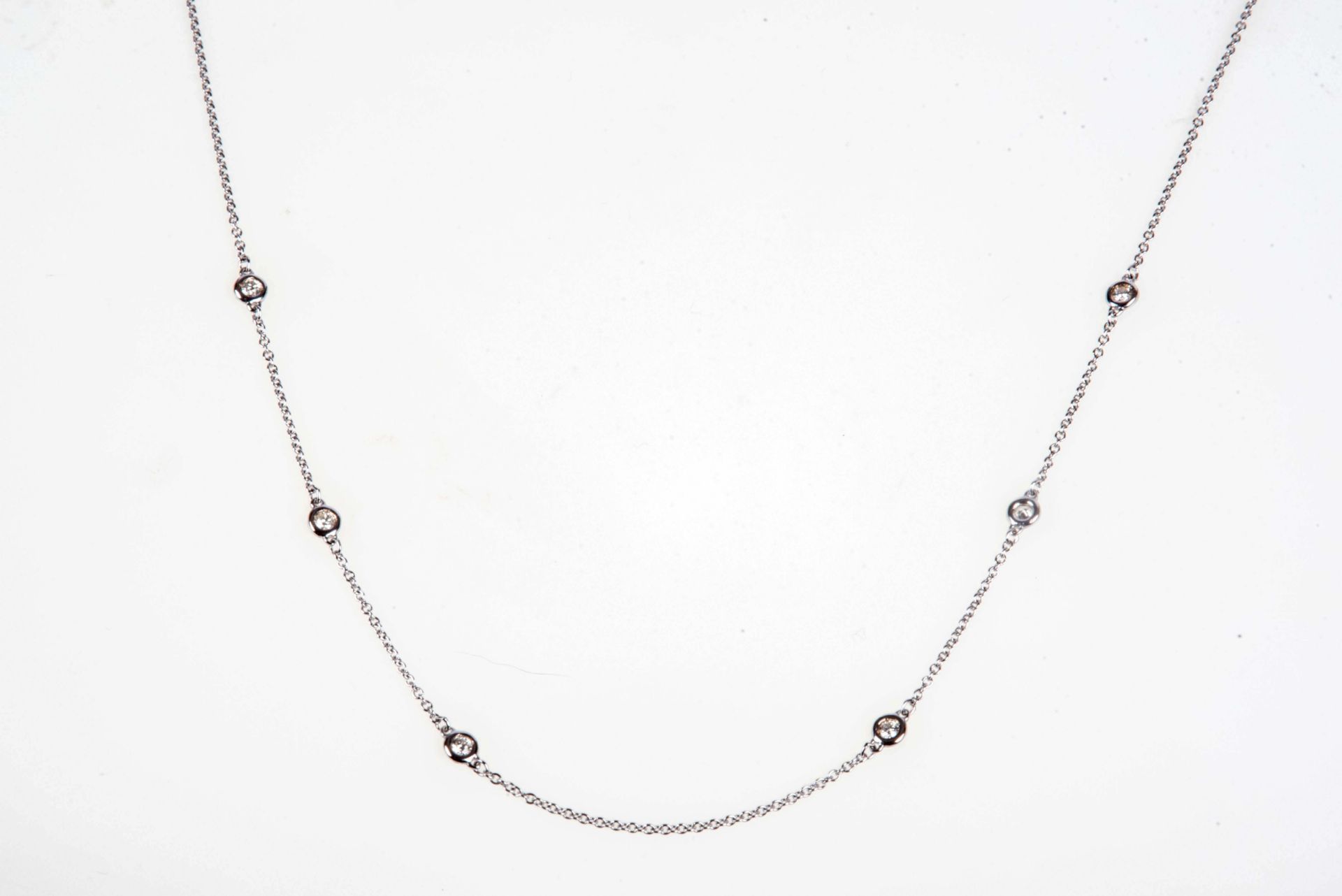 Feine Kette mit Diamanten