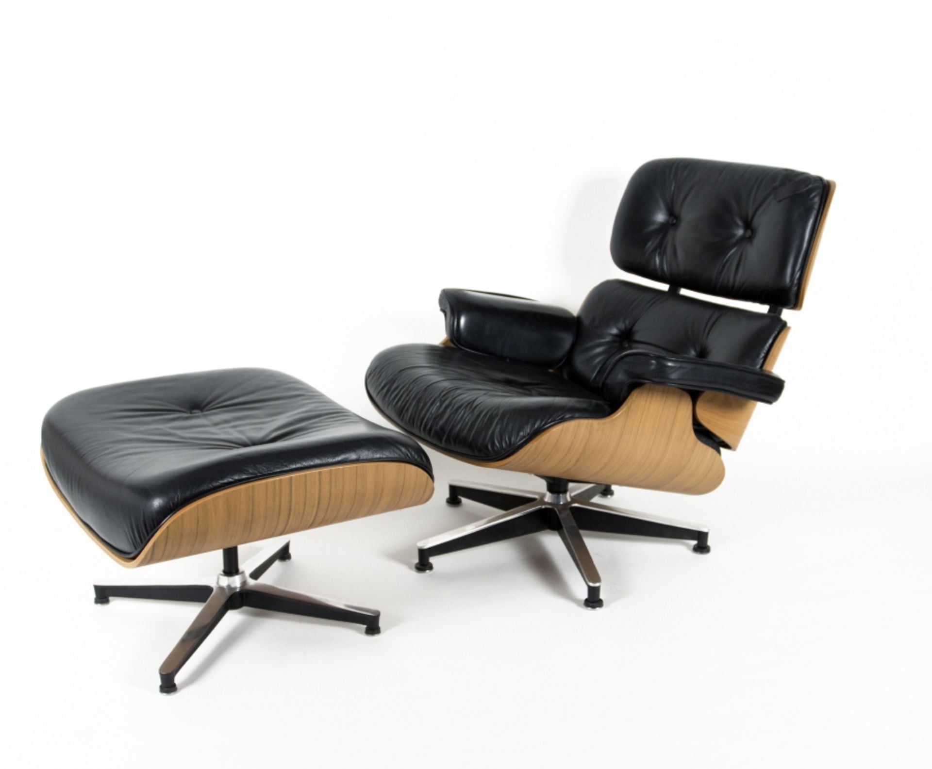 Ray und Charles Eames1912/1907 - 1988/1978Lounge Chair und OttomanVerformtes Schichthol