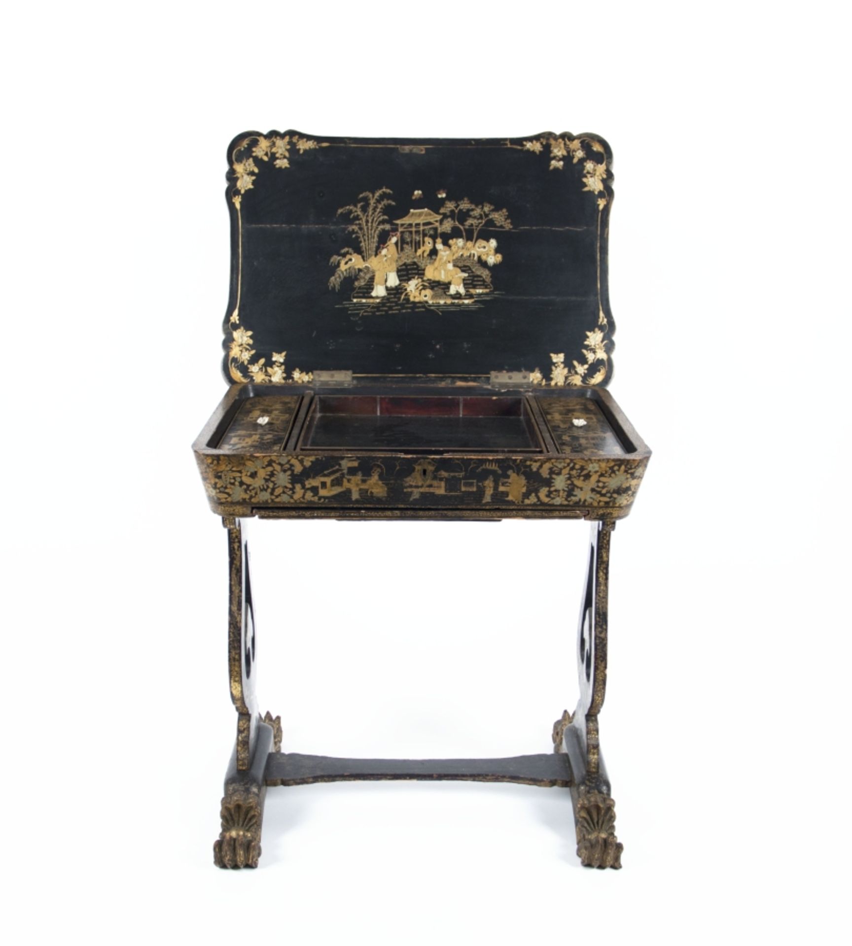 Frankreich um 1860Table de coutureChinoise Goldmalerei auf lackiertem Holz mit Intarsien au