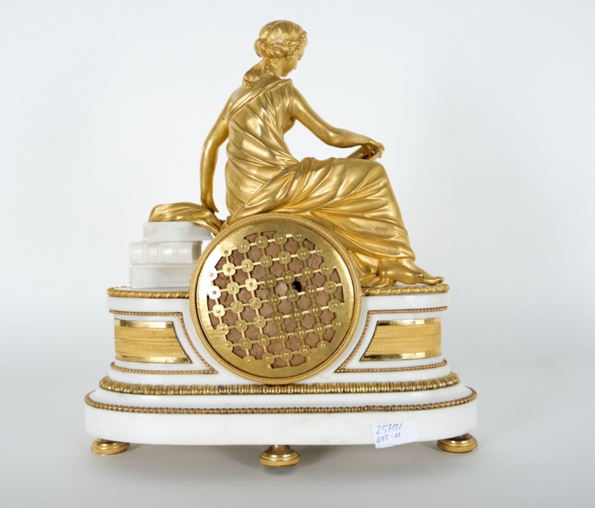 Wohl Frankreich um 1800Lettre d'amour (Konsoluhr)Bronze, feuervergoldet, weißer Marmor; H 3 - Image 2 of 2