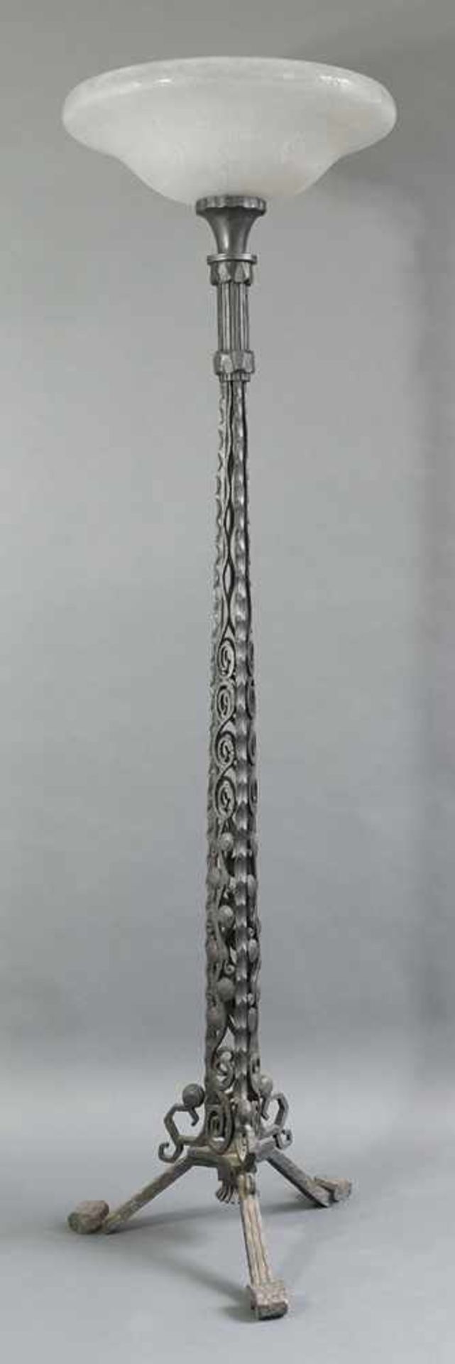 Daum Frères, NancyDaum Nancy, FloorlampFloor lamp. Around 1920. Wrought iron, glass. Three-rayed