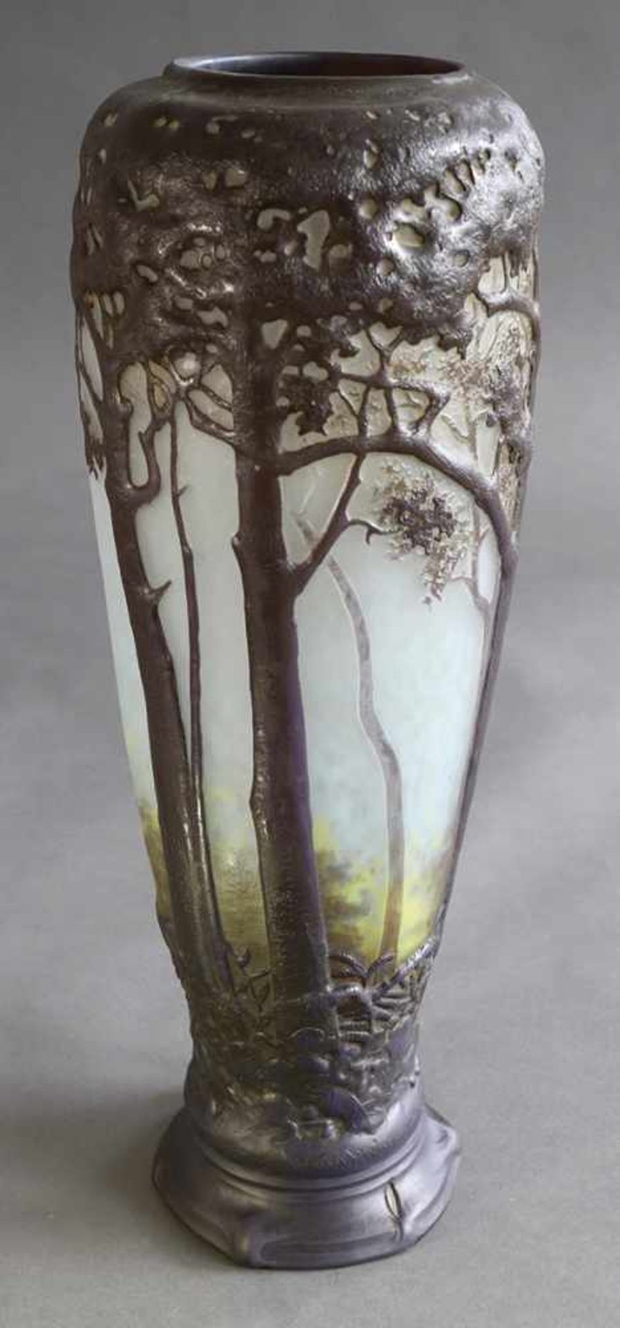 Daum Frères, NancyDaum Nancy Large Vase Paysage, Moulage en reliefLarge vase 'Paysage, Moulage en