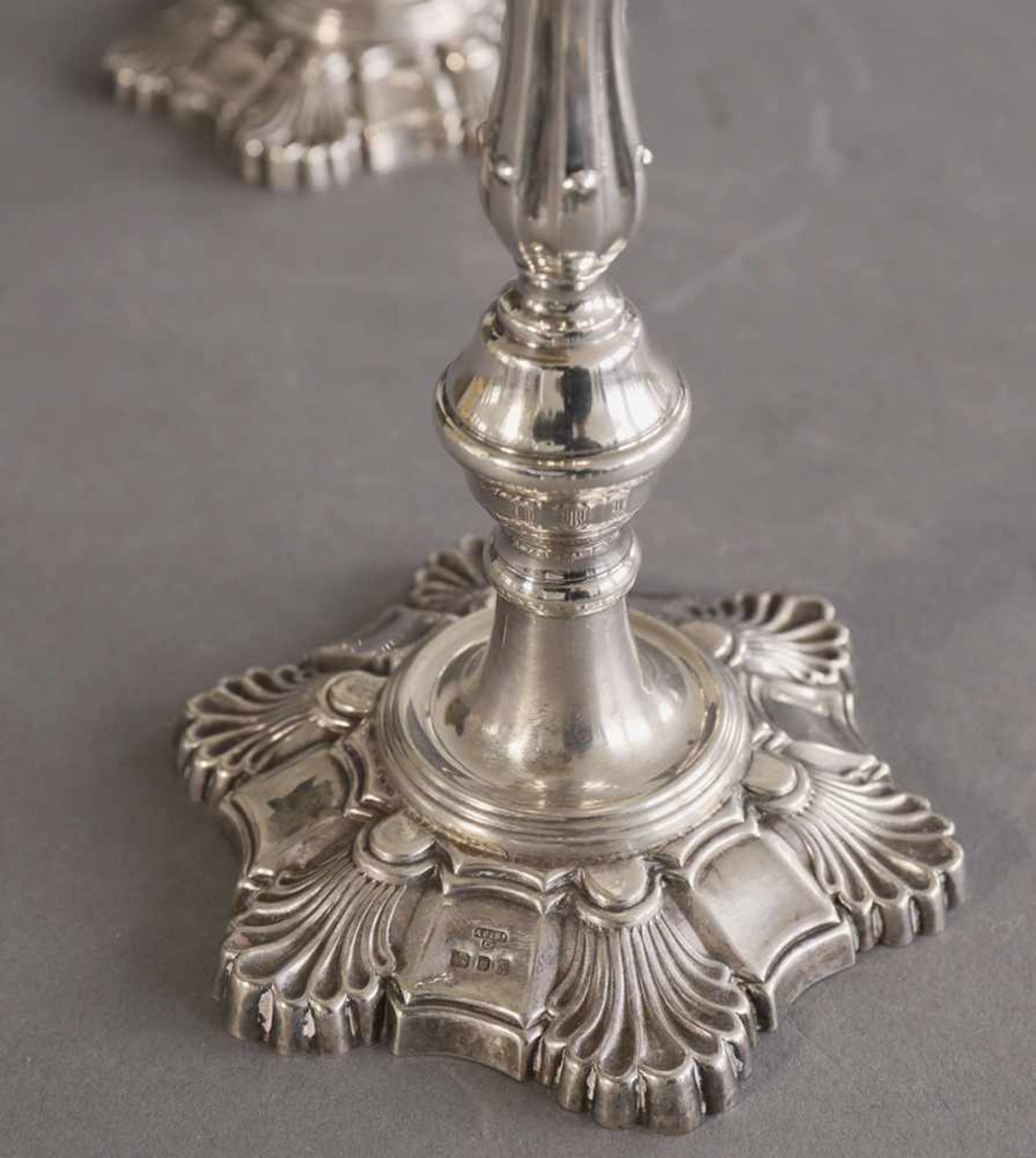 2 Silver Candlesticks, London2 candlesticks. 20th century. Silver. H. 25 cm. Weight 584 g. Marked at - Bild 2 aus 2