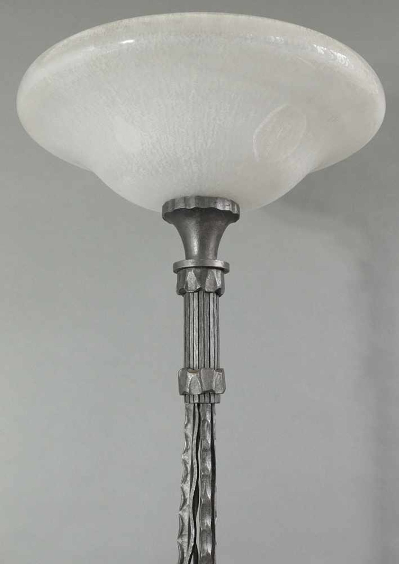 Daum Frères, NancyDaum Nancy, FloorlampFloor lamp. Around 1920. Wrought iron, glass. Three-rayed - Bild 2 aus 3