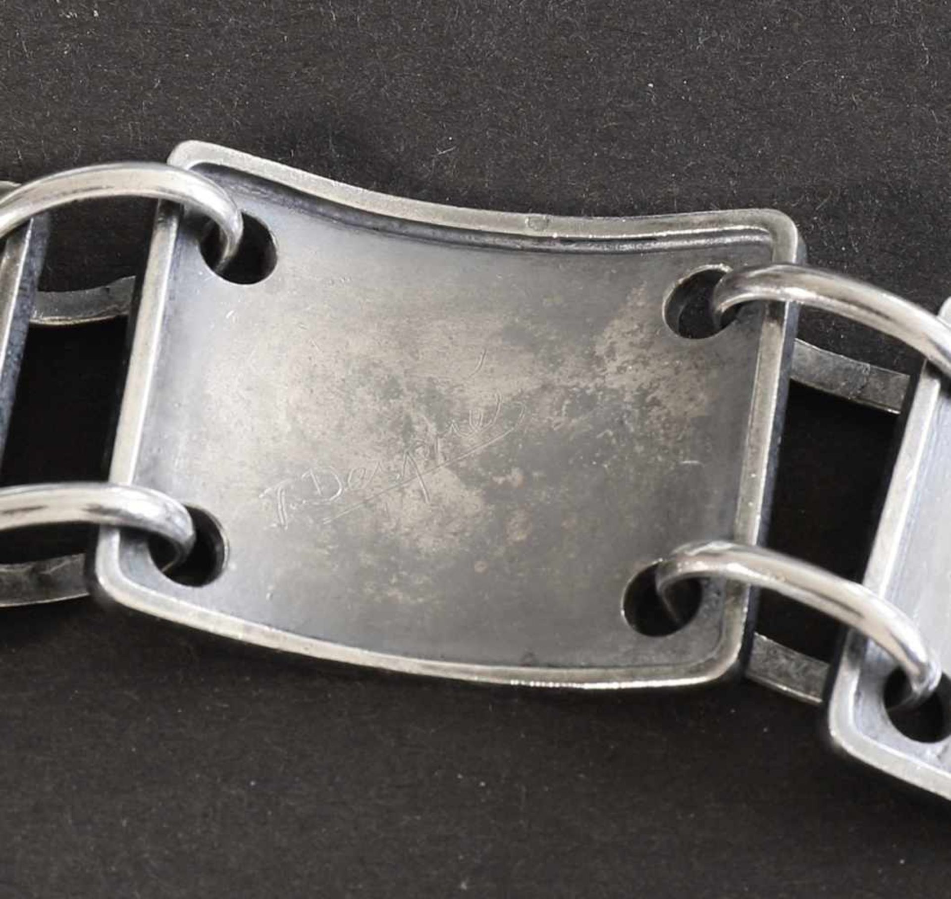 Jean Després, ParisJean Després, BraceletBracelet. Silver. 4 rectangular links, coarse martellé. - Image 2 of 2
