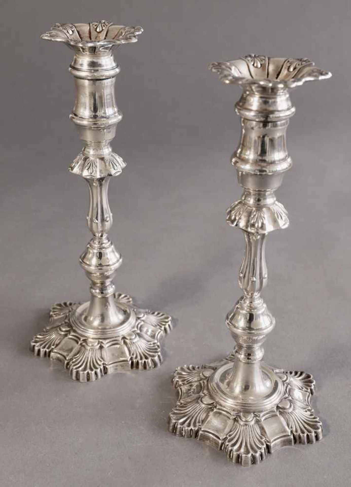 2 Silver Candlesticks, London2 candlesticks. 20th century. Silver. H. 25 cm. Weight 584 g. Marked at