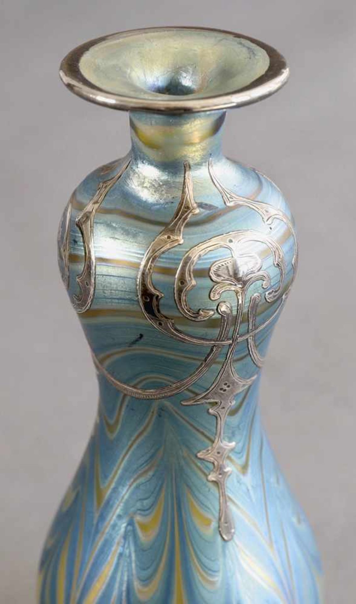 Johann Loetz Witwe, KlostermühleLoetz Vase, Silver overlayVase with silver melting. Glass, silver. - Bild 2 aus 3