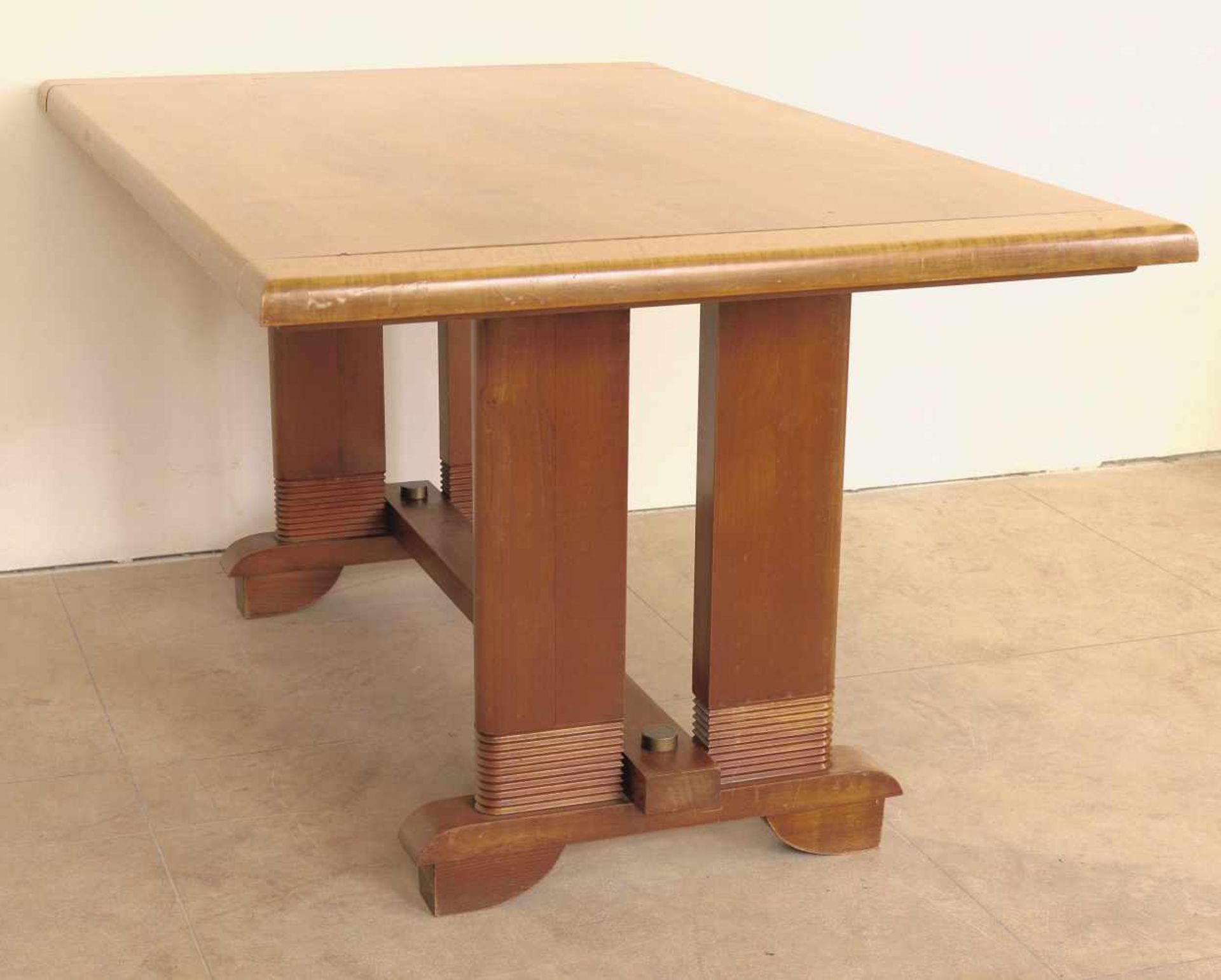 Tisch Art Déco Belgien. Entwurf und Ausführung 1920er Jahre. Holz und Messing. 75 x 150 x 95cm.