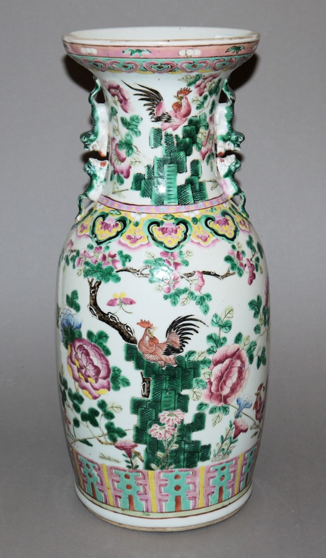 Chinesische Balustervase mit glücksverheißenden Hähnen<br