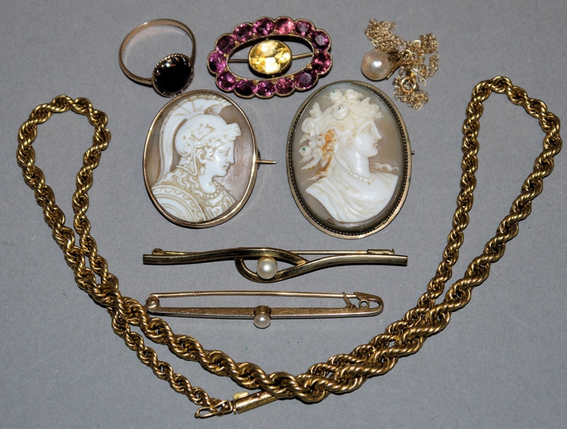 Slg.Schmuck mit Kameen, Farbsteinen u. Perlen ab 1900, überwiegend Gold<