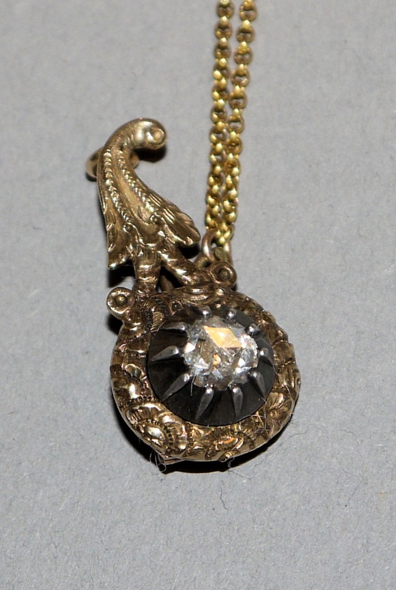 Anhänger/ Brosche mit Diamant an Kette, Gold, um 1900<