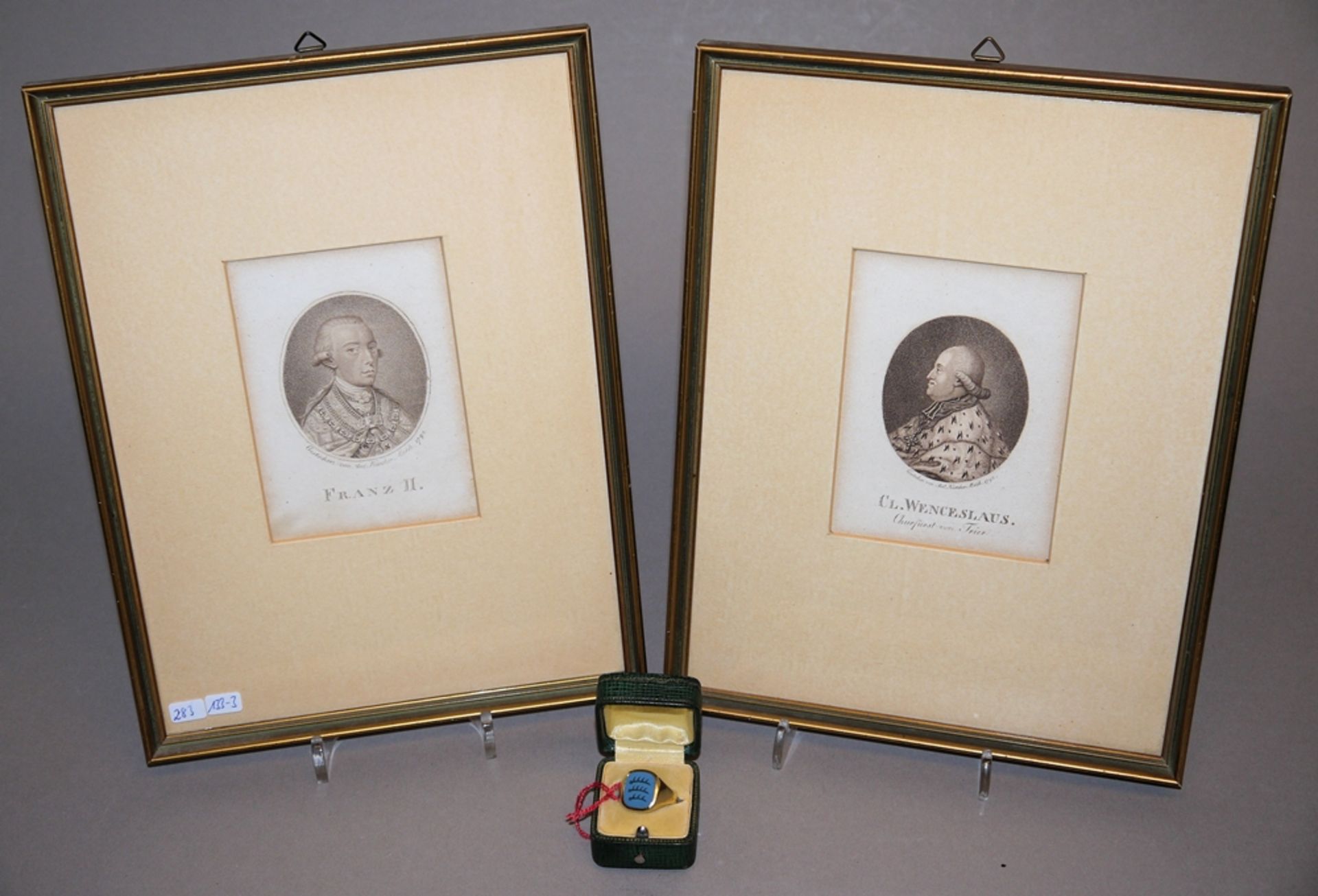 Goldener Hirschstangen- Siegelring des Carl von Württemberg sowie 2 Adelsporträts, Radierungen von