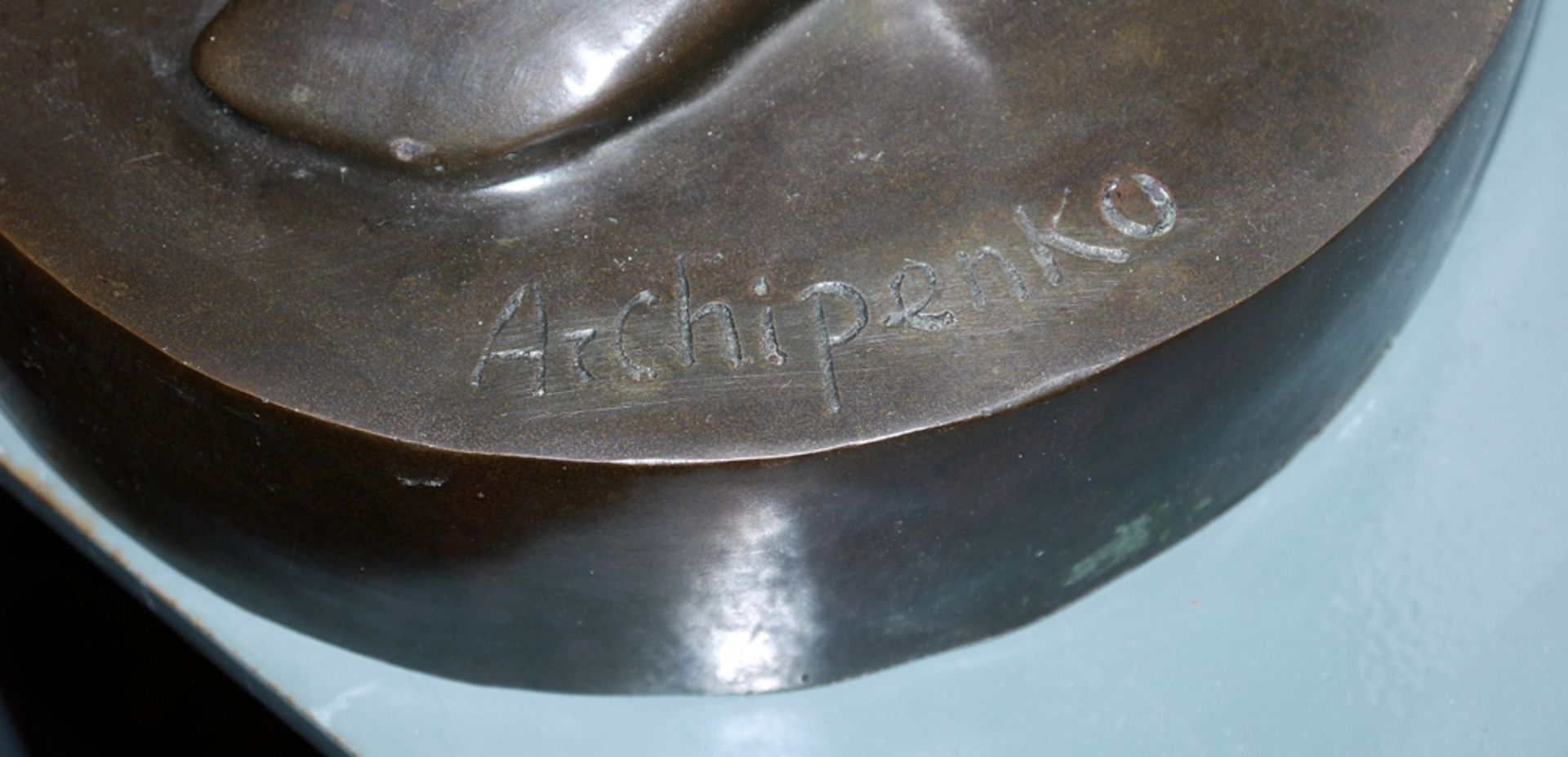 Alexander Archipenko, nach, "Woman combing her hair", Großbronze ( 103 cm ) mit goldbrauner - Bild 2 aus 2