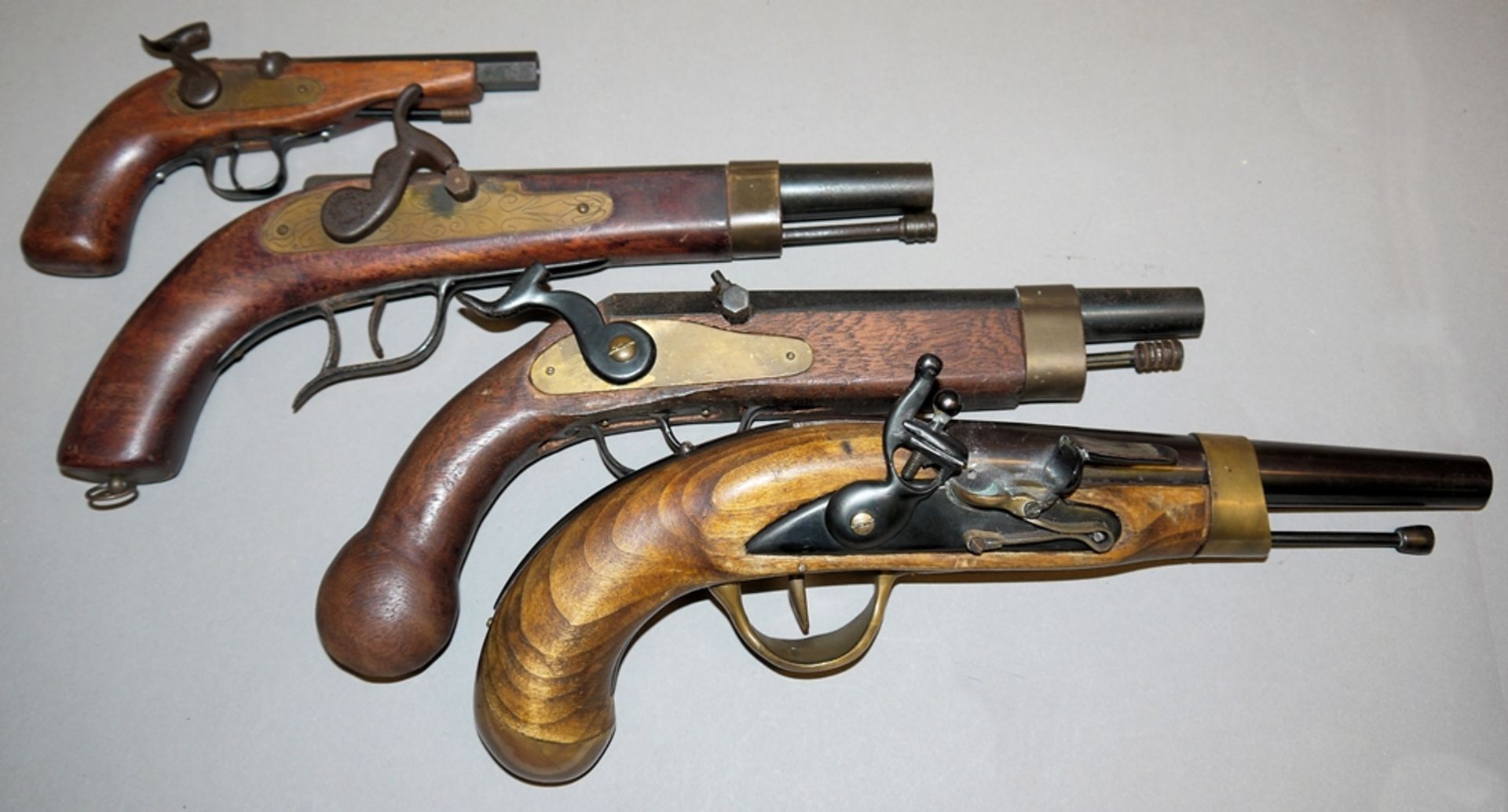 4 ältere Deko-Perkussionspistolen, 1950/60er Jahre<