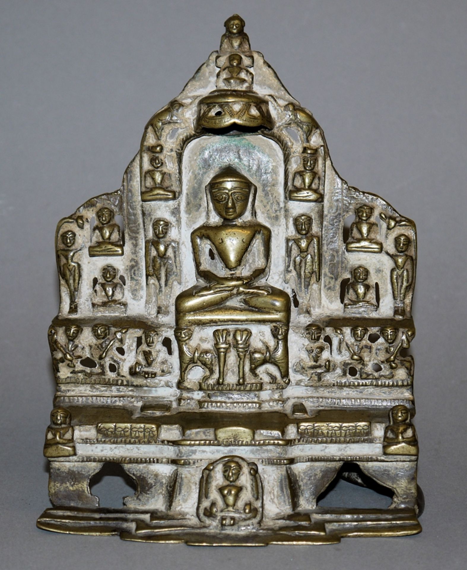 Bronzealtar eines Tirthankara der Jaina-Sekte, Nord-Indien 16./17. Jh.