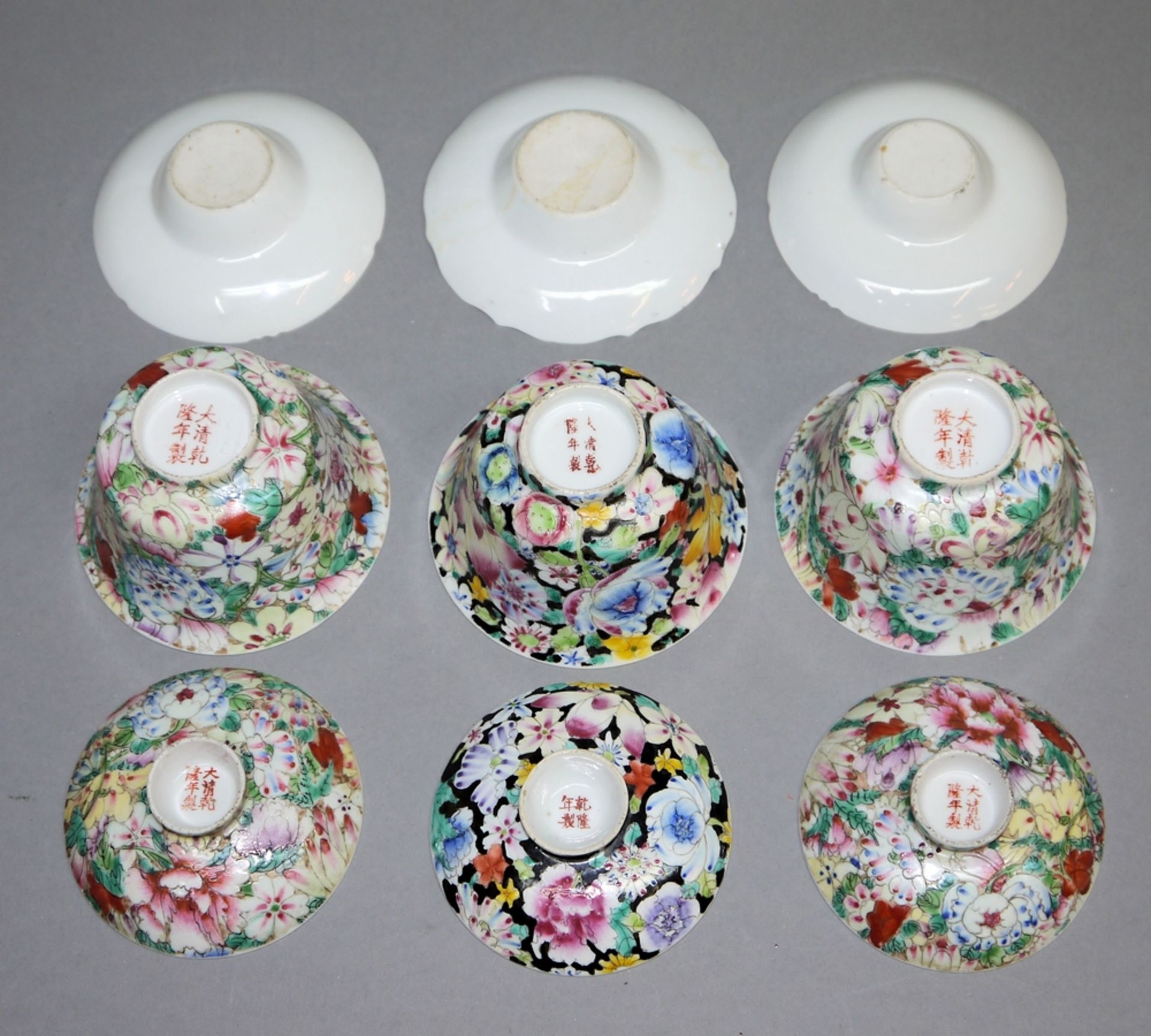 Drei „Mille fleurs“-Teeschalen mit Deckeln und Untertassen, Republik-Zeit, China, Anfang 20. Jh.Drei - Bild 2 aus 2