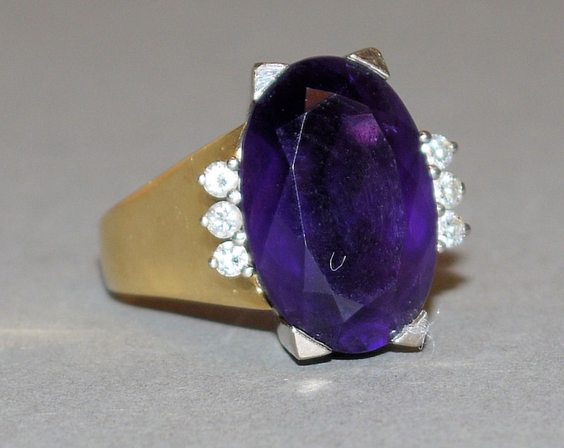 Schwerer Amethystring mit Brillanten, Gold, mit Rechnung