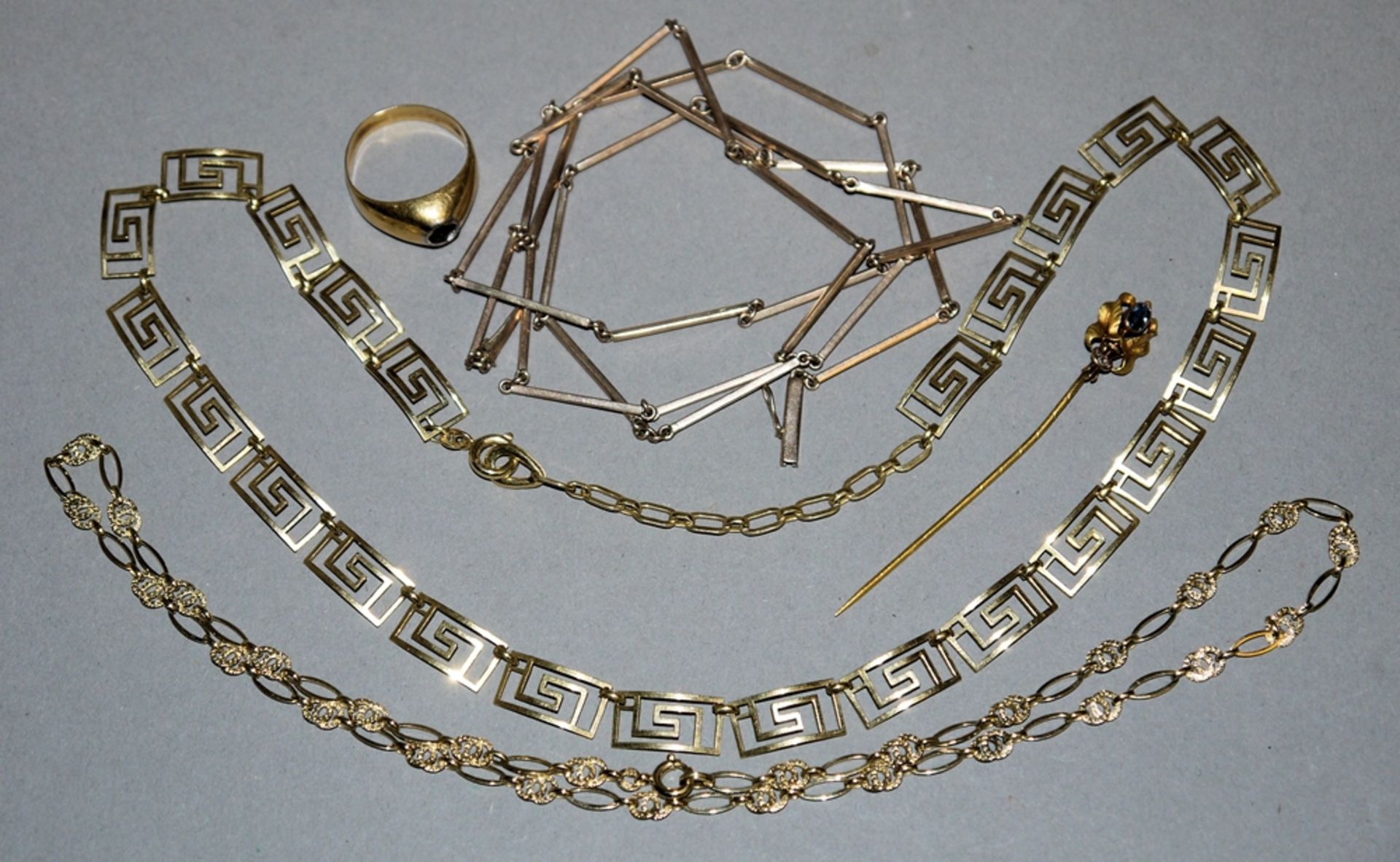 Drei Halsketten, Granatring und Reversnadel mit Farbstein, Gold, ab 1900