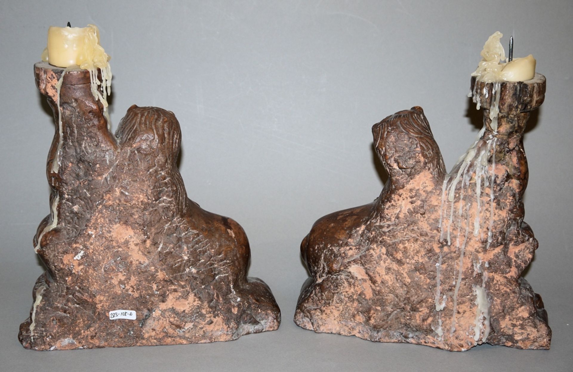 Paar Löwen-Leuchter aus Veroneser Marmor, Nord-Italien, wohl 16./17. Jh.< - Bild 4 aus 4