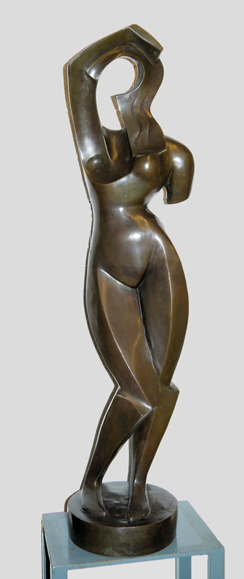 Alexander Archipenko, nach, "Woman combing her hair", Großbronze ( 103 cm ) mit goldbrauner