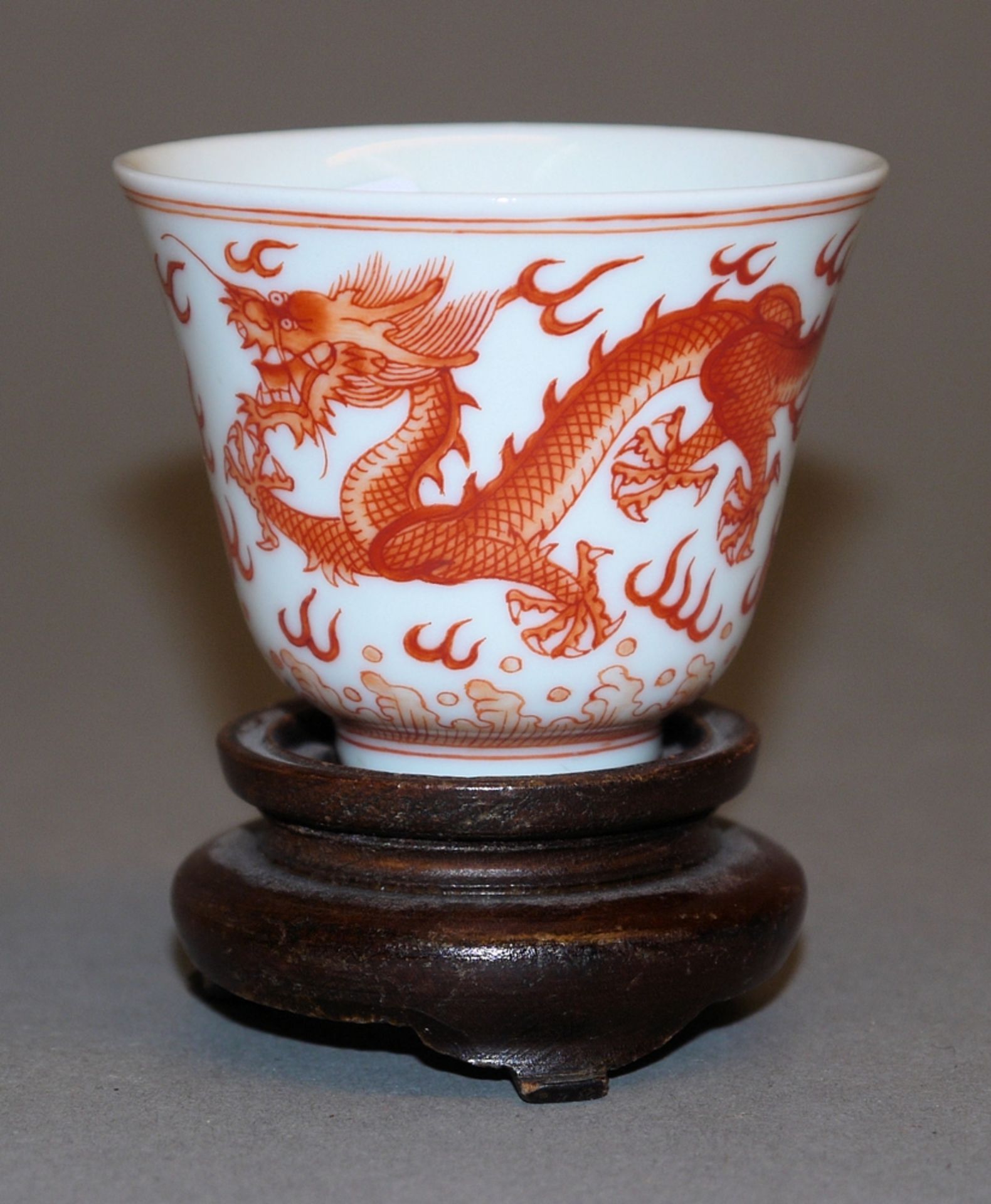 Feine Teeschale mit Drachendekor, Qing/Republik-Zeit, China 19./20. Jh.