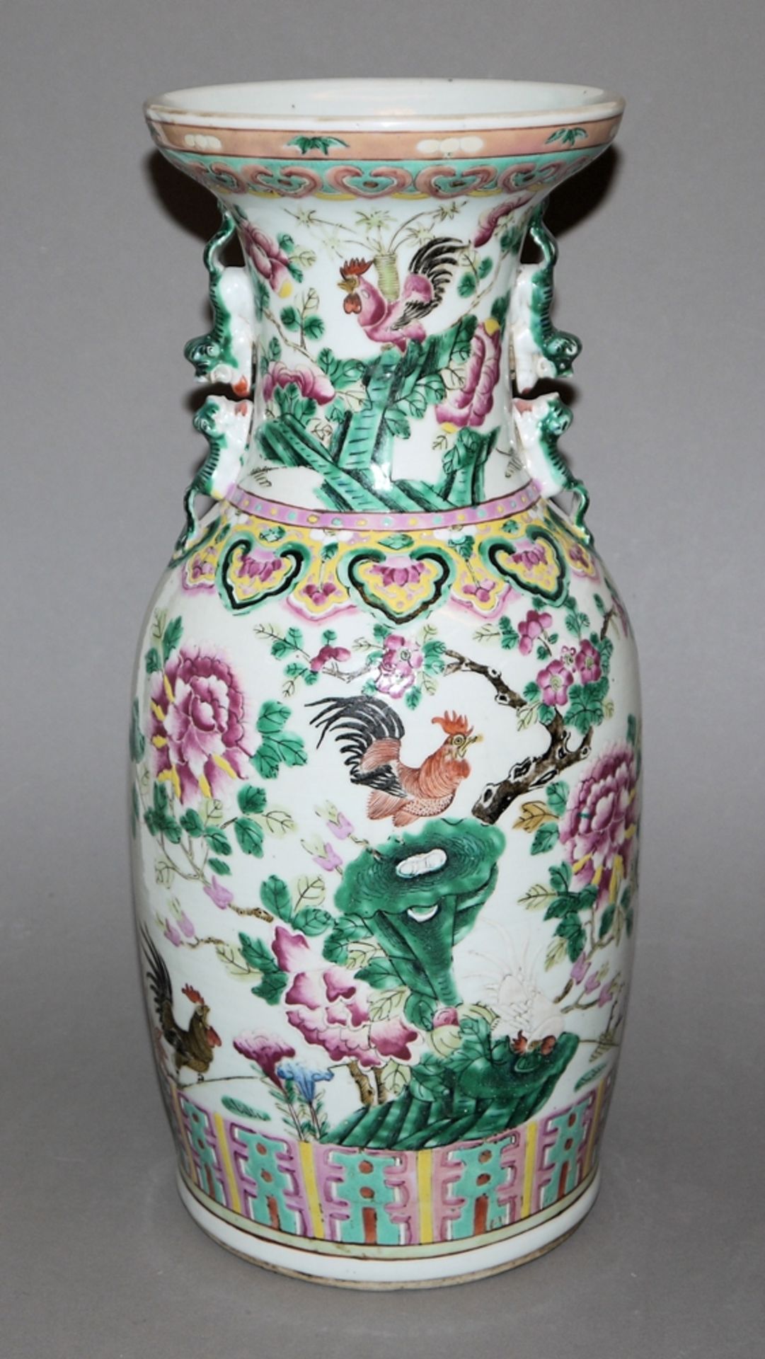 Chinesische Balustervase mit glücksverheißenden Hähnen<br - Image 2 of 2