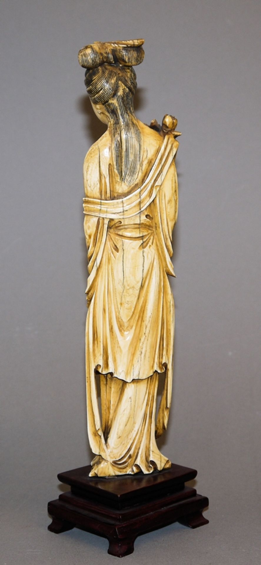 Himmlische Dame mit Päonien, chinesische Elfenbeinschnitzerei, 20. Jh.< - Bild 2 aus 2