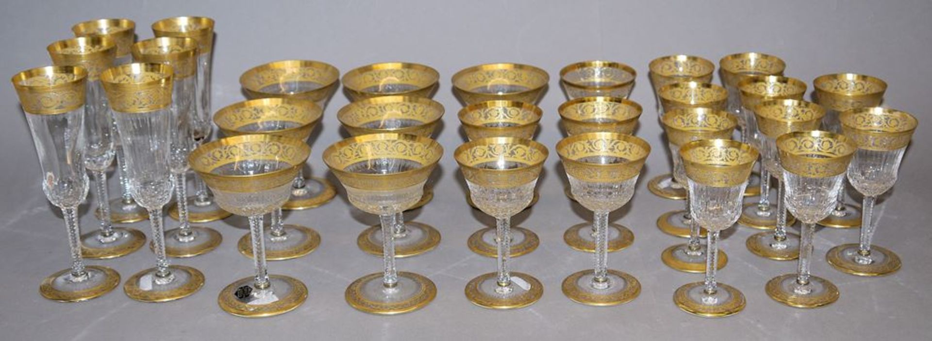 7 Champagnerschalen, 6 Champagnerflöten, 5 Portweingläser u. 10 Sherrygläser, Thistle Gold, Saint