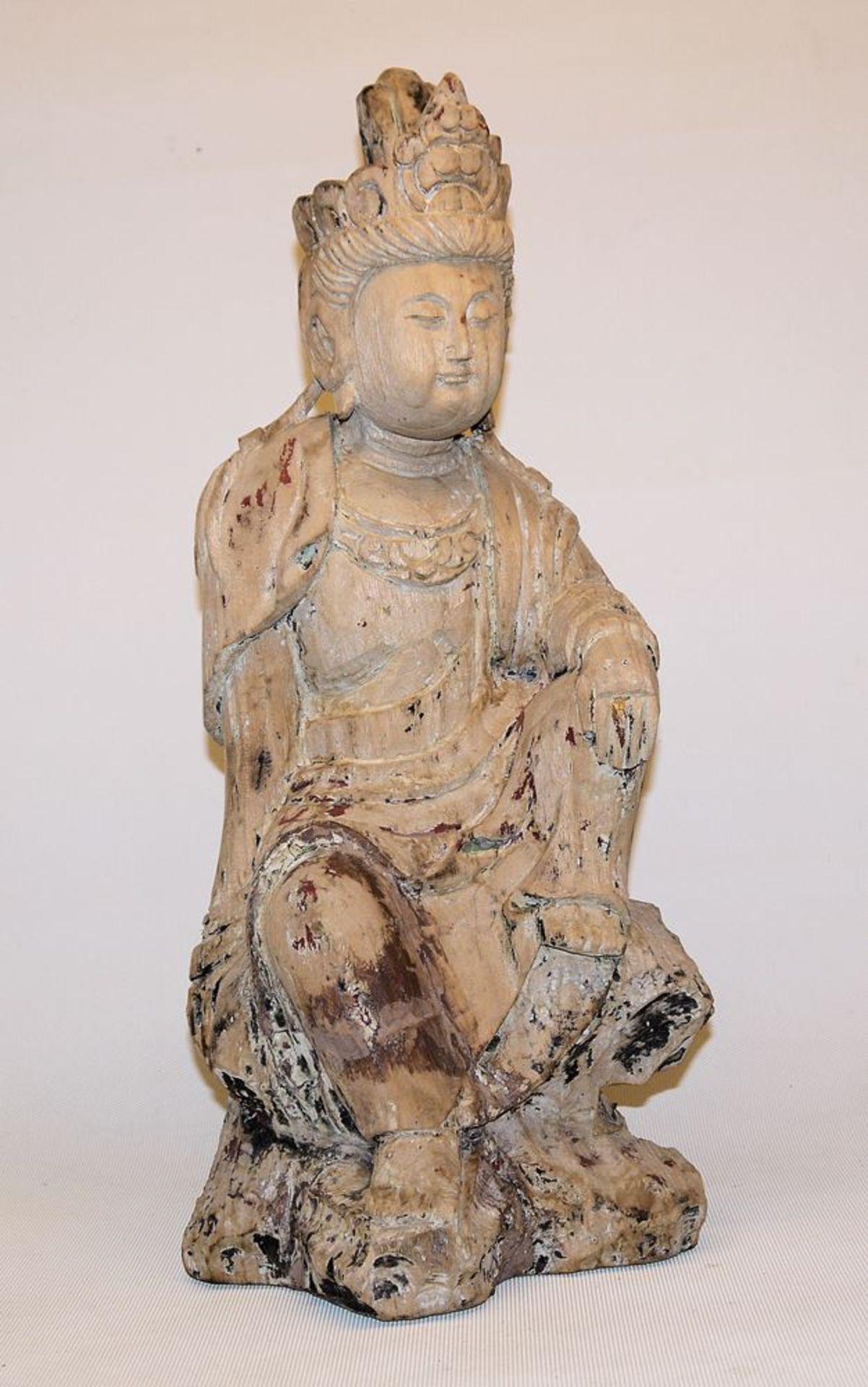 Bodhisattva auf Felsen, chinesische Holzskulptur, 19./20. Jh.