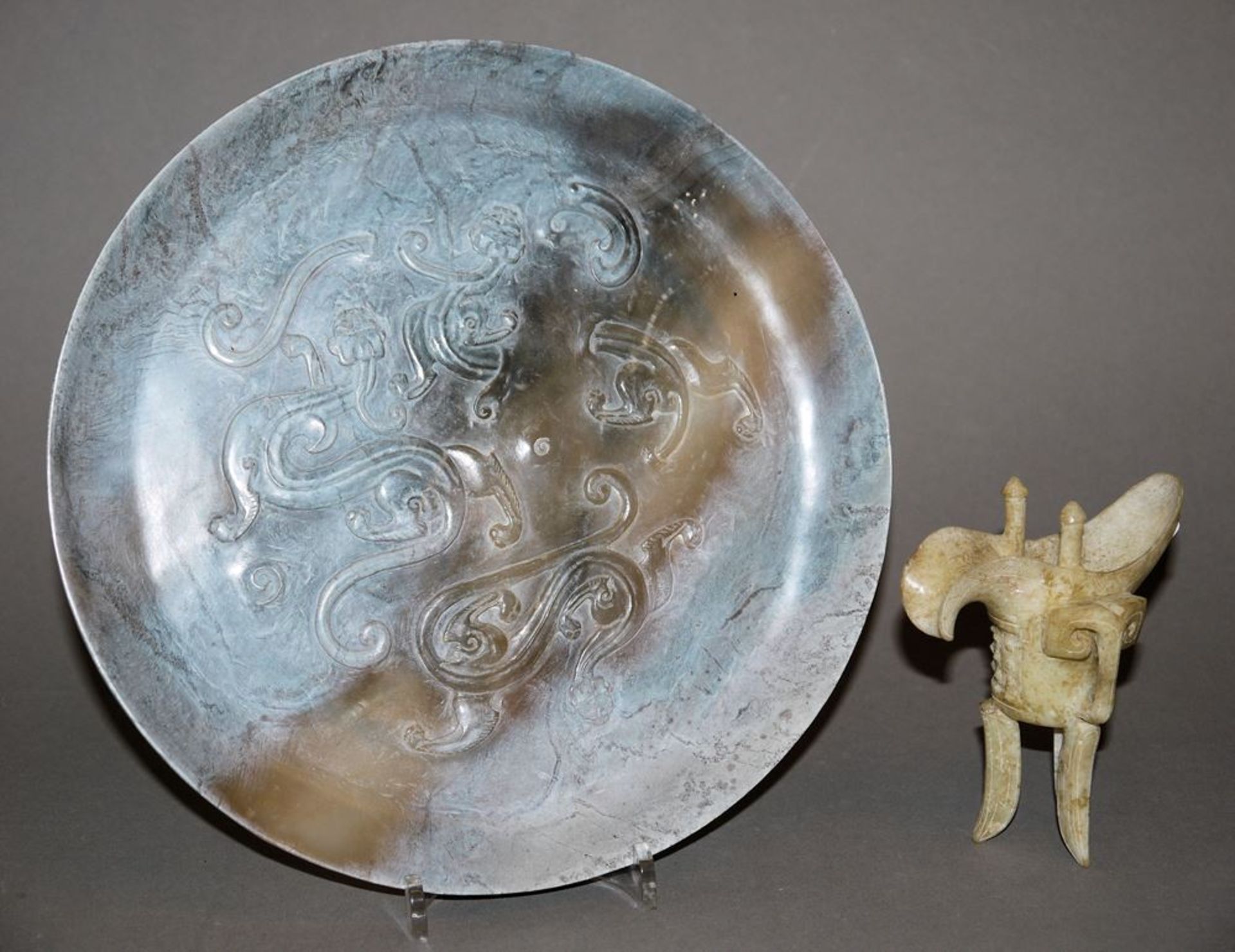 Chinesisches Libationsgefäß aus Jade und Teller aus Chalcedon in archaischem Stil