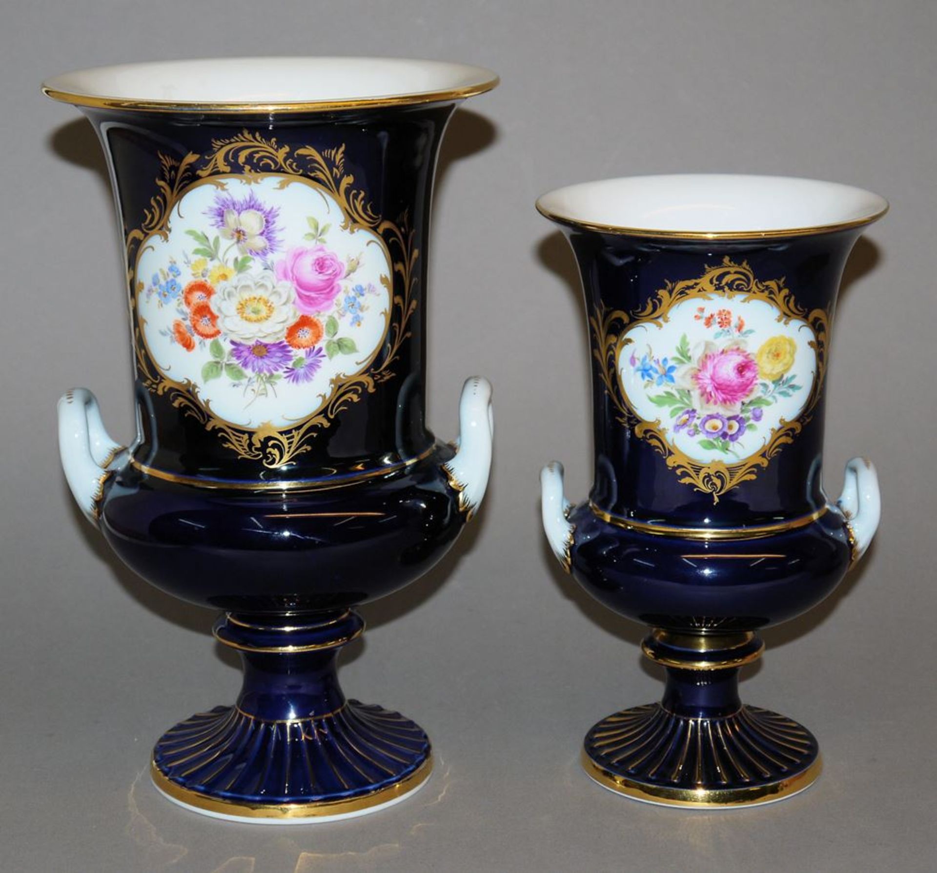 Zwei Porzellan-Kelchkrater-Vasen mit Kobaltblau, Meißen, 1. Wahl