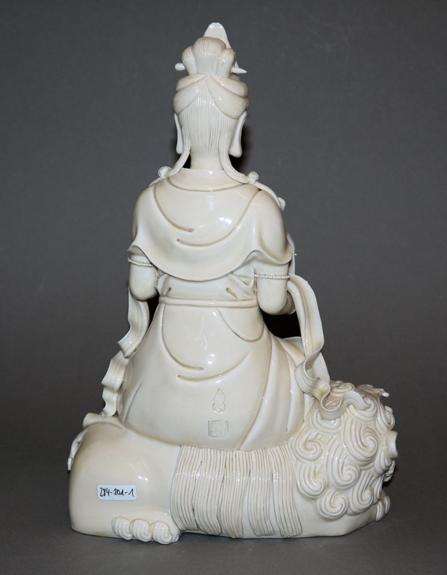 Bodhisattva Avalokiteshvara auf Löwenthron, Blanc-de-Chine Porzellan, China 20. Jh. - Image 2 of 3