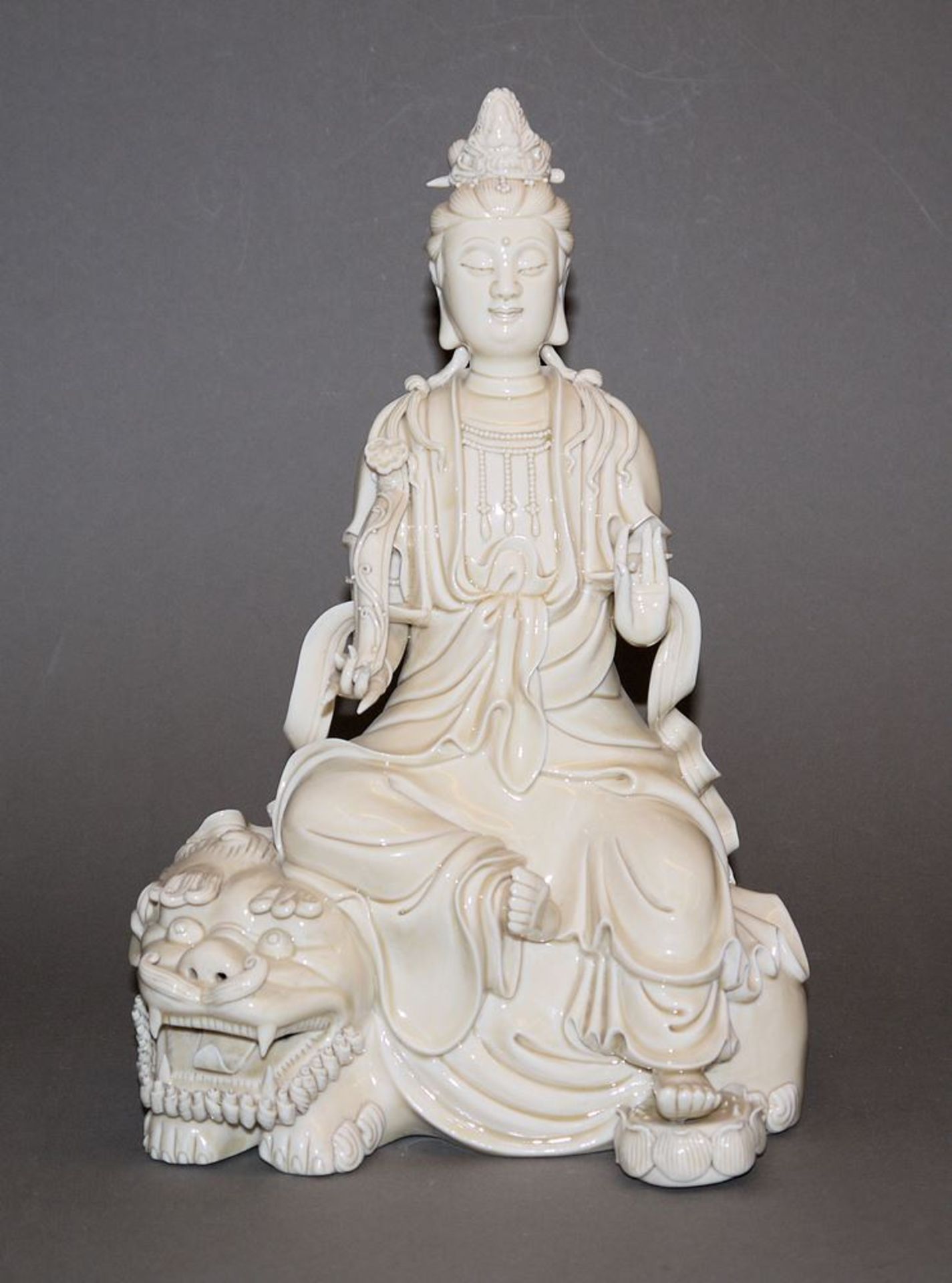 Bodhisattva Avalokiteshvara auf Löwenthron, Blanc-de-Chine Porzellan, China 20. Jh.