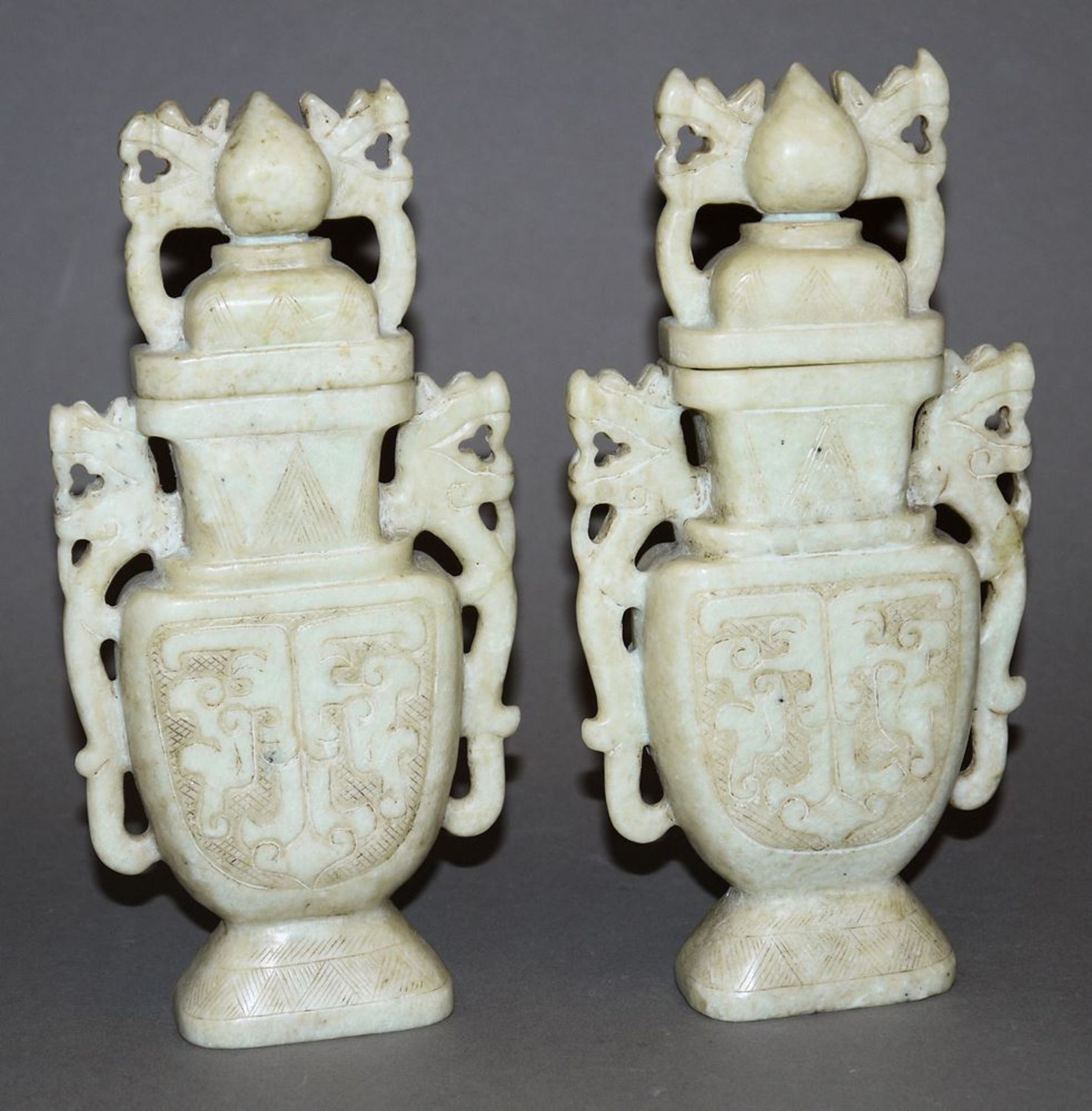 Zwei chinesische Vasengefäße aus Jade, 20. Jh.