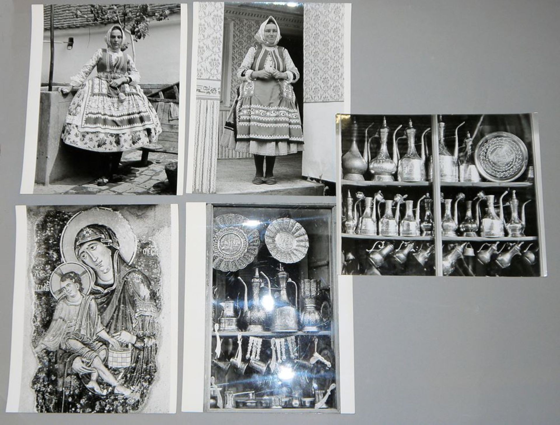 Toni Schneiders, Jugoslawien: Frauen in Tracht, Ware eines Kupferschmieds im Fenster, Fresco, 5 s/