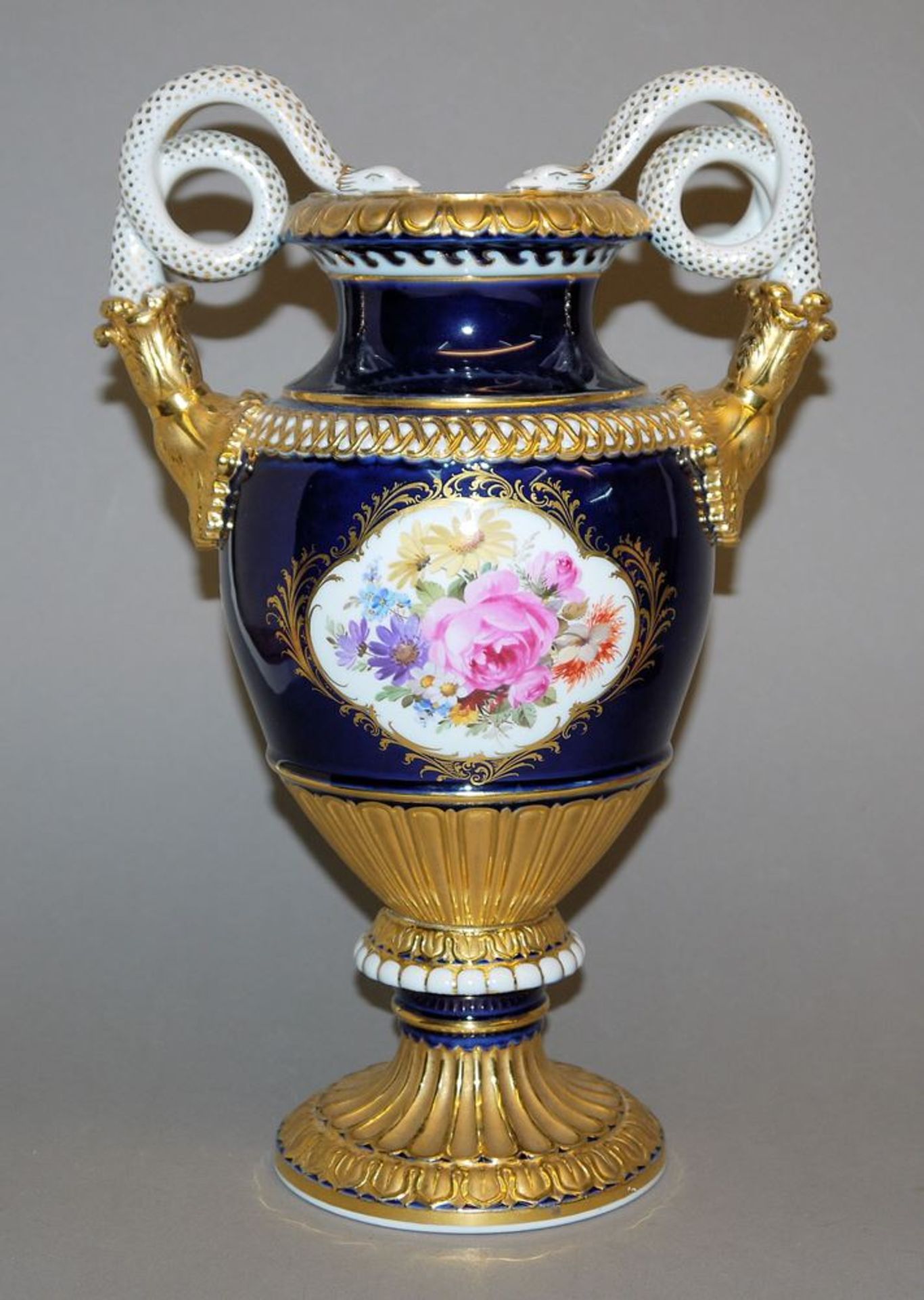 Porzellan- Schlangenhenkelvase mit Kobaltblau, Kgl. Meißen um 1900, 1. Wahl