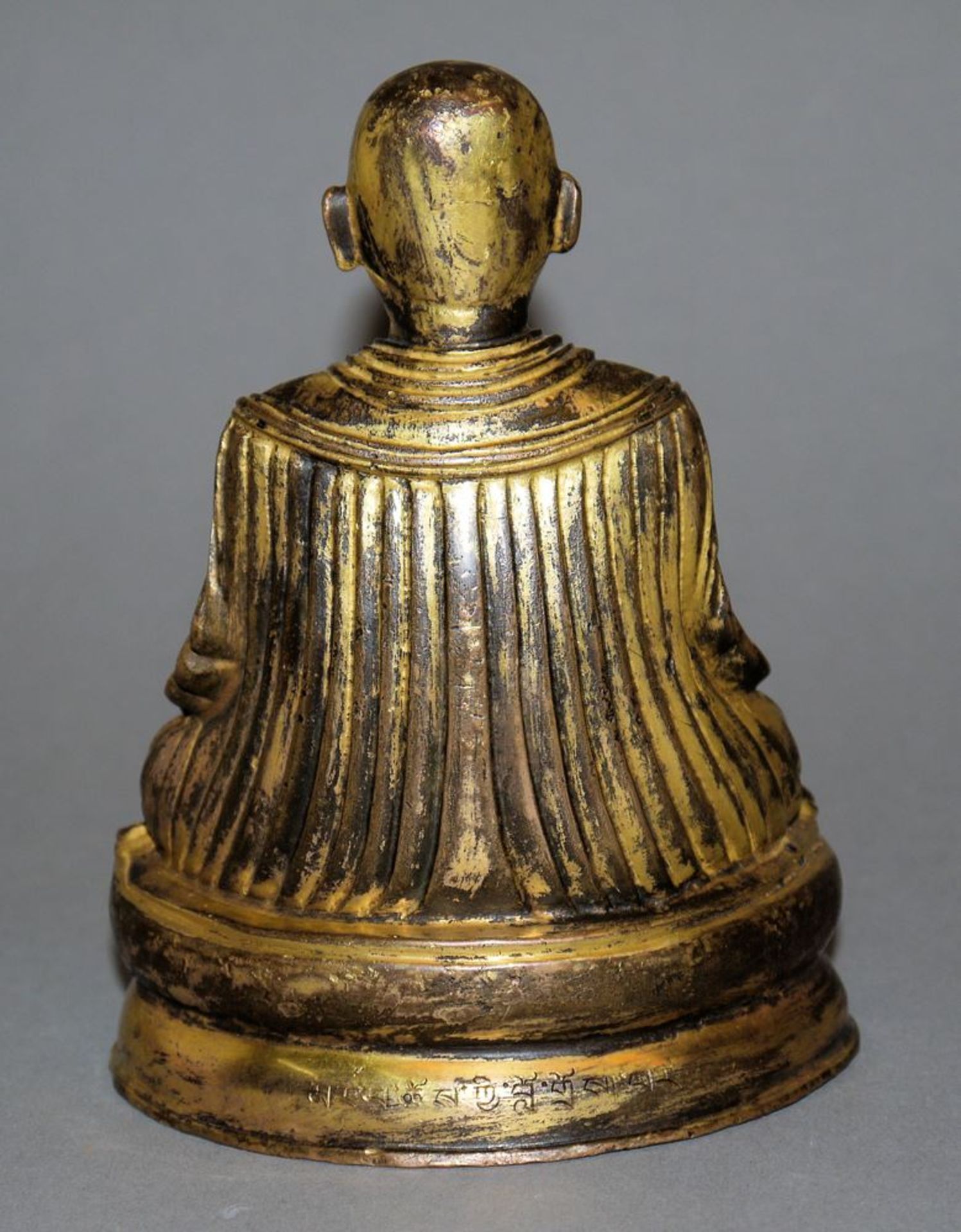 Bronzeplastik eines verehrten Mönches, Tibet 18. Jh. - Bild 2 aus 4