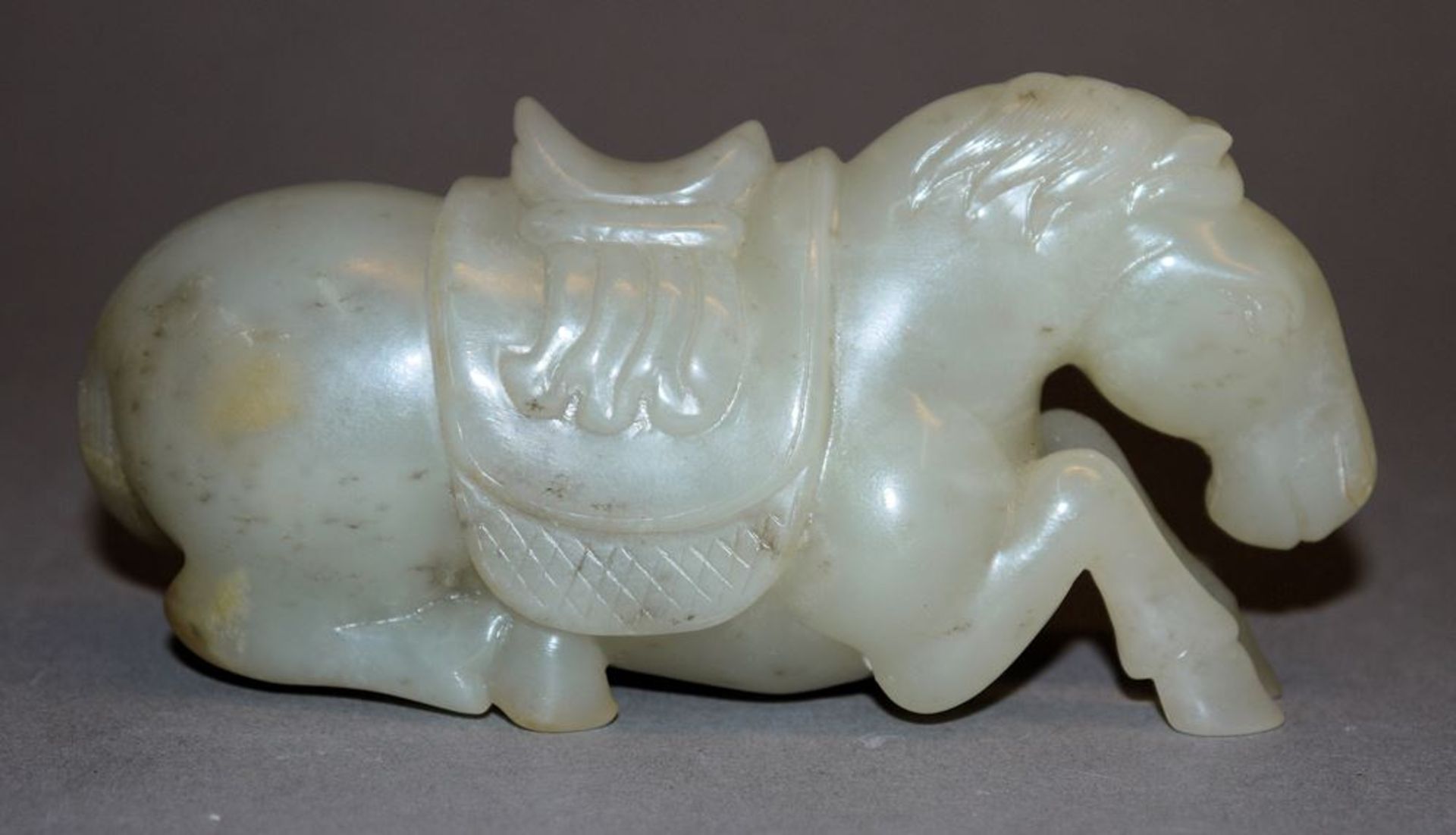 Gesatteltes Pferd, chinesisches Jade-Zierstück - Bild 2 aus 3